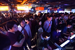 画像ギャラリー No.052のサムネイル画像 / アークシステムワークス「HALLOWEEN PARTY」が今年も開催。森Pも駆けつけ,大いに盛り上がった「BLAZBLUE DAY」フォトレポート