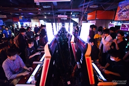 画像ギャラリー No.061のサムネイル画像 / アークシステムワークス「HALLOWEEN PARTY」が今年も開催。森Pも駆けつけ,大いに盛り上がった「BLAZBLUE DAY」フォトレポート