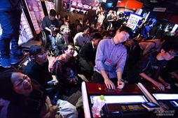 画像ギャラリー No.062のサムネイル画像 / アークシステムワークス「HALLOWEEN PARTY」が今年も開催。森Pも駆けつけ,大いに盛り上がった「BLAZBLUE DAY」フォトレポート