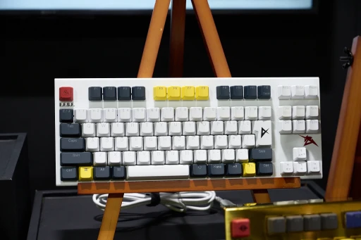 ���������꡼ No.008�Υ���ͥ������ / ��REALFORCE GX1�פΥ���ܥ�ǥ뤬��Ÿ�档VTuberǭ���Ȥ��������ǥ�ȡ�������ॳ���4���ʤ�����å����Ƥ�����TGS2025��