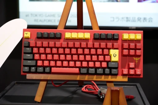 ���������꡼ No.009�Υ���ͥ������ / ��REALFORCE GX1�פΥ���ܥ�ǥ뤬��Ÿ�档VTuberǭ���Ȥ��������ǥ�ȡ�������ॳ���4���ʤ�����å����Ƥ�����TGS2025��