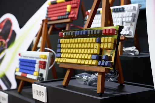 ���������꡼ No.010�Υ���ͥ������ / ��REALFORCE GX1�פΥ���ܥ�ǥ뤬��Ÿ�档VTuberǭ���Ȥ��������ǥ�ȡ�������ॳ���4���ʤ�����å����Ƥ�����TGS2025��