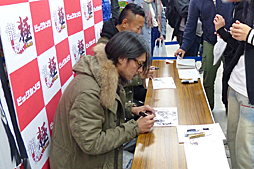 画像ギャラリー No.003のサムネイル画像 / 「龍が如く 極」の全国体験会がスタート。名越総合監督&横山プロデューサーのサイン会の模様や,体験版の内容をお届け