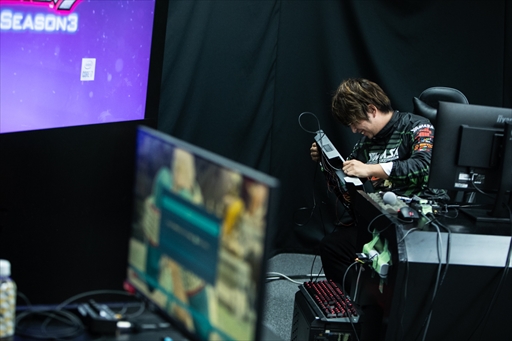 画像ギャラリー No.038のサムネイル画像 / 「TOPANGA LEAGUE×鉄拳7 Season3」フォトレポート。Team Liquidに所属する若手の雄,弦選手がシーズン1に続き,2度目の優勝を飾る