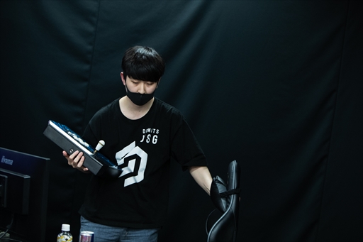 画像ギャラリー No.045のサムネイル画像 / 「TOPANGA LEAGUE×鉄拳7 Season3」フォトレポート。Team Liquidに所属する若手の雄,弦選手がシーズン1に続き,2度目の優勝を飾る