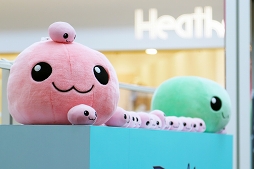 画像ギャラリー No.017のサムネイル画像 / はじめしゃちょーさんとだいだらさんが「ラグマス」CMロケ地へ! 人気タイトルがイオンレイクタウンに集結した「ガンホー 秋のゲーム祭」をレポート