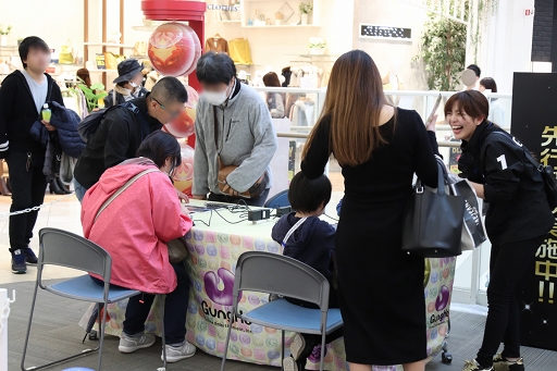 画像ギャラリー No.032のサムネイル画像 / はじめしゃちょーさんとだいだらさんが「ラグマス」CMロケ地へ! 人気タイトルがイオンレイクタウンに集結した「ガンホー 秋のゲーム祭」をレポート