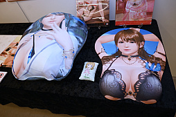 画像ギャラリー No.005のサムネイル画像 / 「DOAXVV」8周年記念生放送レポート。新水着や新撮影スポットなどのアップデート内容を,プロデューサーの作田氏や出演声優陣が紹介