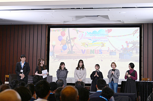 画像ギャラリー No.012のサムネイル画像 / 「DOAXVV」8周年記念生放送レポート。新水着や新撮影スポットなどのアップデート内容を,プロデューサーの作田氏や出演声優陣が紹介