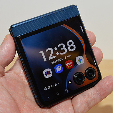 画像ギャラリー No.013のサムネイル画像 / 写真で見る「motorola razr 60」。手ごろな価格のミドルクラス市場向け折りたたみスマートフォン