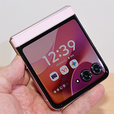 画像ギャラリー No.015のサムネイル画像 / 写真で見る「motorola razr 60」。手ごろな価格のミドルクラス市場向け折りたたみスマートフォン