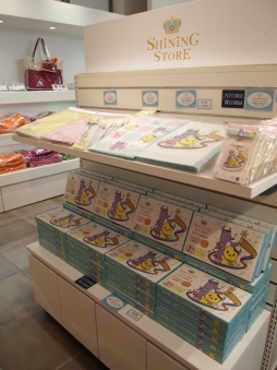 画像ギャラリー No.006のサムネイル画像 / 「うたの☆プリンスさまっ♪」のコンセプトショップ「SHINING STORE」が今年もオープン。新しいお友達「PRINCE CAT」が可愛く展示された店内を写真で紹介