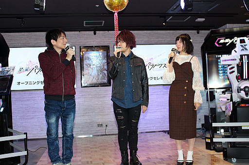 画像ギャラリー No.003のサムネイル画像 / 「星と翼のパラドクス」稼働記念セレモニーをレポート。シャーリー役の佐藤美由希さんとカズマ役の花倉洸幸さん,丹沢悠一プロデューサーが祝福