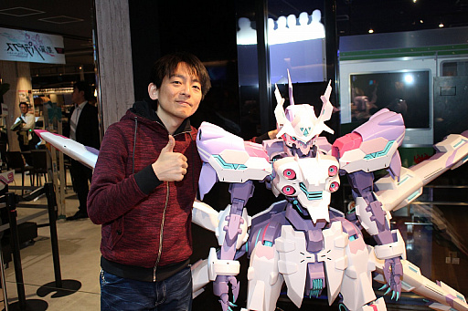 画像ギャラリー No.005のサムネイル画像 / 「星と翼のパラドクス」稼働記念セレモニーをレポート。シャーリー役の佐藤美由希さんとカズマ役の花倉洸幸さん,丹沢悠一プロデューサーが祝福