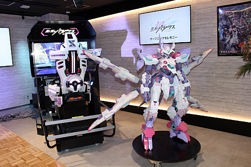 画像ギャラリー No.006のサムネイル画像 / 「星と翼のパラドクス」稼働記念セレモニーをレポート。シャーリー役の佐藤美由希さんとカズマ役の花倉洸幸さん,丹沢悠一プロデューサーが祝福