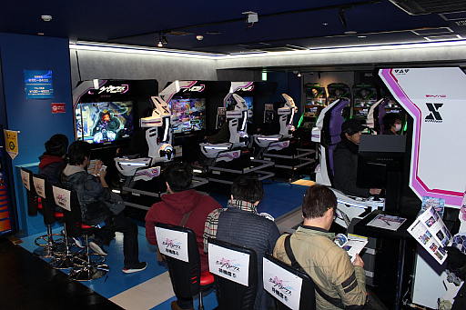 画像ギャラリー No.008のサムネイル画像 / 「星と翼のパラドクス」稼働記念セレモニーをレポート。シャーリー役の佐藤美由希さんとカズマ役の花倉洸幸さん,丹沢悠一プロデューサーが祝福