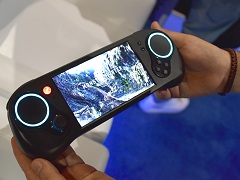 「MONSTER HUNTER: WORLD」がポータブルゲーム機で動いてる? Zen×Vega搭載の携帯ゲーム機風ゲームPC「SMACH Z」が実動展示