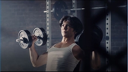 画像ギャラリー No.005のサムネイル画像 / 「ロマンシング サガ リ・ユニバース」の新TVCMが関東をはじめとする各地域にて放映スタート。CM内では武田真治さんが自慢の筋肉美を披露