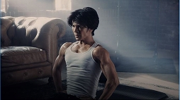 画像ギャラリー No.006のサムネイル画像 / 「ロマンシング サガ リ・ユニバース」の新TVCMが関東をはじめとする各地域にて放映スタート。CM内では武田真治さんが自慢の筋肉美を披露