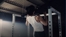 画像ギャラリー No.007のサムネイル画像 / 「ロマンシング サガ リ・ユニバース」の新TVCMが関東をはじめとする各地域にて放映スタート。CM内では武田真治さんが自慢の筋肉美を披露