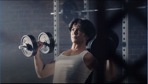 画像ギャラリー No.017のサムネイル画像 / 「ロマンシング サガ リ・ユニバース」の新TVCMが関東をはじめとする各地域にて放映スタート。CM内では武田真治さんが自慢の筋肉美を披露