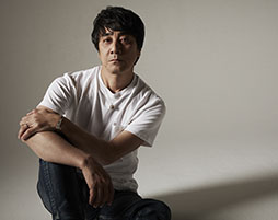 画像ギャラリー No.002のサムネイル画像 / 「ロマサガ リ・ユニバース」の配信3.5周年を記念した新CMが6月1日にオンエア。歌手の山崎まさよしさん,ペンギンズのノブオさんが出演