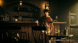 画像ギャラリー No.008のサムネイル画像 / 「ロマサガ リ・ユニバース」の配信3.5周年を記念した新CMが6月1日にオンエア。歌手の山崎まさよしさん,ペンギンズのノブオさんが出演