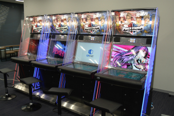 画像ギャラリー No.003のサムネイル画像 / テキサスホールデムが題材のアーケードゲーム「ポーカースタジアム」体験会レポート。駆け引きに特化したゲーム内容をプロデューサーに聞いた