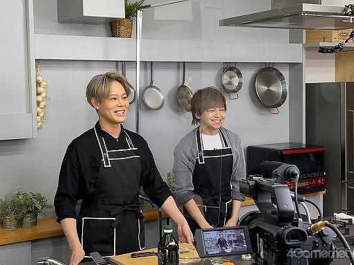 画像ギャラリー No.001のサムネイル画像 / 「あんスタ!!」新番組「CAFE CINNAMON ニキズキッチン」第1回収録現場に潜入レポート。山口智広さん&神尾晋一郎さんがスパイスカレー作りで腕を振るう!