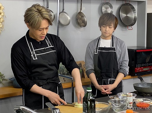 画像ギャラリー No.002のサムネイル画像 / 「あんスタ!!」新番組「CAFE CINNAMON ニキズキッチン」第1回収録現場に潜入レポート。山口智広さん&神尾晋一郎さんがスパイスカレー作りで腕を振るう!