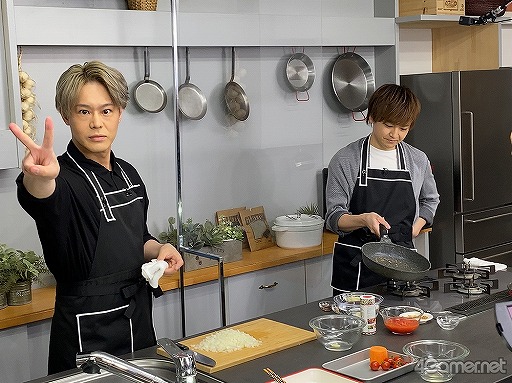 画像ギャラリー No.003のサムネイル画像 / 「あんスタ!!」新番組「CAFE CINNAMON ニキズキッチン」第1回収録現場に潜入レポート。山口智広さん&神尾晋一郎さんがスパイスカレー作りで腕を振るう!