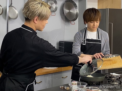 画像ギャラリー No.004のサムネイル画像 / 「あんスタ!!」新番組「CAFE CINNAMON ニキズキッチン」第1回収録現場に潜入レポート。山口智広さん&神尾晋一郎さんがスパイスカレー作りで腕を振るう!