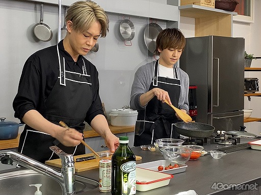 画像ギャラリー No.005のサムネイル画像 / 「あんスタ!!」新番組「CAFE CINNAMON ニキズキッチン」第1回収録現場に潜入レポート。山口智広さん&神尾晋一郎さんがスパイスカレー作りで腕を振るう!