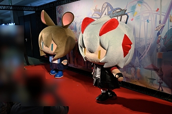 画像ギャラリー No.003のサムネイル画像 / 「アークナイツ 4th Anniversary Fes.『For You』」イベントレポート。会場には巨大なマドロックの巨像や異格オペレーターのスタンディパネルも