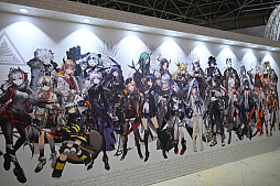 画像ギャラリー No.005のサムネイル画像 / 「アークナイツ 4th Anniversary Fes.『For You』」イベントレポート。会場には巨大なマドロックの巨像や異格オペレーターのスタンディパネルも