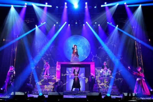 画像ギャラリー No.009のサムネイル画像 / 原作1.5部を描く「舞台『魔法使いの約束』きみに花を、空に魔法を 前編」ゲネプロレポート。人形使いと賢者の魔法使いたちの戦いが幕を開ける