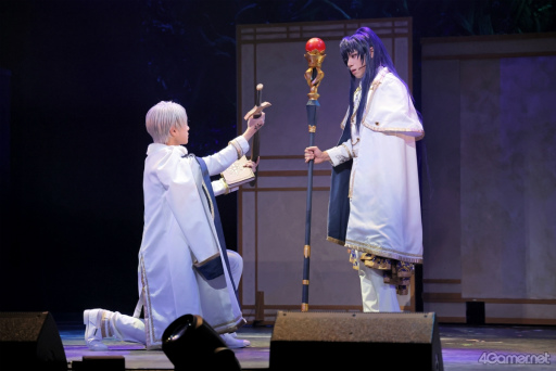 画像ギャラリー No.015のサムネイル画像 / 原作1.5部を描く「舞台『魔法使いの約束』きみに花を、空に魔法を 前編」ゲネプロレポート。人形使いと賢者の魔法使いたちの戦いが幕を開ける