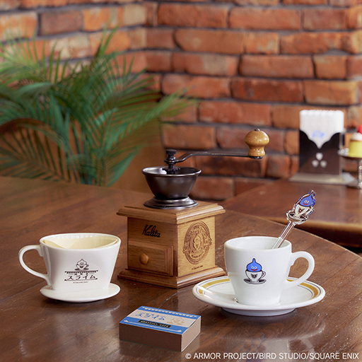 画像ギャラリー No.002のサムネイル画像 / 「ドラゴンクエスト」シリーズより,スライムの「純喫茶」風アイテムが登場。カリタ製のコーヒーミルなど