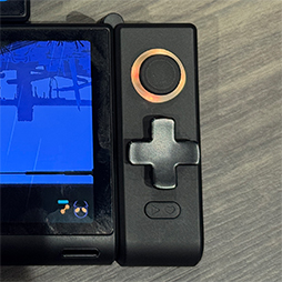 画像ギャラリー No.016のサムネイル画像 / ユニークな変形機構を備えた2画面搭載Androidゲーム機「SUGAR 1」の予約受付がスタート