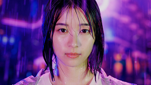 画像ギャラリー No.005のサムネイル画像 / 「超探偵事件簿 レインコード」,女優・鳴海 唯さんが出演するWeb CMを公開。セリフ違いの「降り続く雨も悪くないね篇」は笑顔が印象的