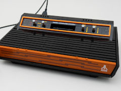 Hiro師匠とレゴブロック「Atari 2600」を組み立てよう! せっかくだから任天堂のアレも持ってきたよ(「買い物Surfer」第10回)