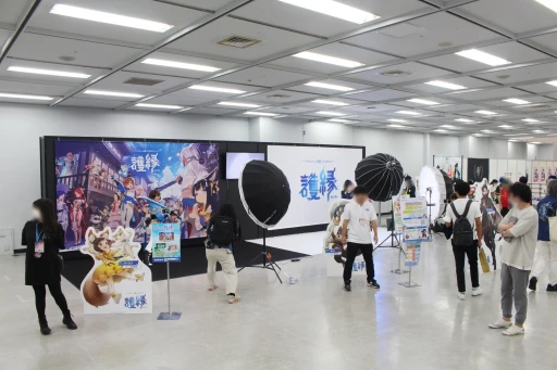 画像ギャラリー No.002のサムネイル画像 / 「護縁」ブースにユッシ・ユキに扮したコスプレイヤーが登場。プロカメラマンによる撮影サービスも行われた“Ultra acosta!”レポート
