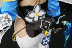 画像ギャラリー No.008のサムネイル画像 / 「護縁」ブースにユッシ・ユキに扮したコスプレイヤーが登場。プロカメラマンによる撮影サービスも行われた“Ultra acosta!”レポート