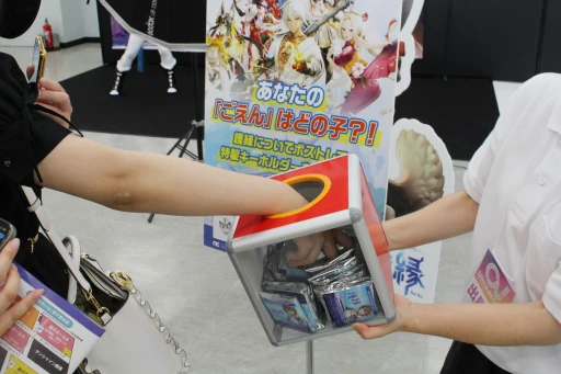 画像ギャラリー No.013のサムネイル画像 / 「護縁」ブースにユッシ・ユキに扮したコスプレイヤーが登場。プロカメラマンによる撮影サービスも行われた“Ultra acosta!”レポート
