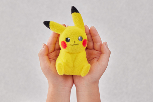 画像ギャラリー No.023のサムネイル画像 / ポケモン30周年記念商品「おかえり！ピカチュウ1/1」，予約開始後即完売する人気ぶり。1997年発売されたぬいぐるみの復刻版