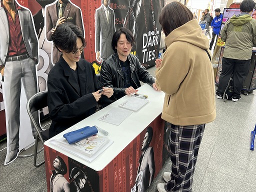 画像ギャラリー No.008のサムネイル画像 / 「龍が如く 極3 / 3外伝 Dark Ties」サイン会＆体験会を秋葉原で開催。熱量の高いファンが足を運び，会場に桐生一馬のカラオケが響いた