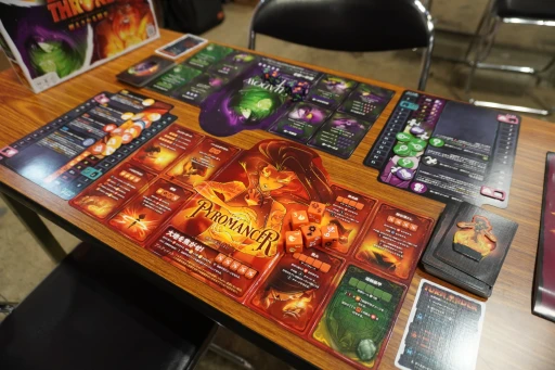 画像ギャラリー No.003のサムネイル画像 / ダイスをジャラジャラ,揃えてドカン! ド派手な対戦ダイスゲーム「DICE THRONE」をゲムマ会場で遊んできた