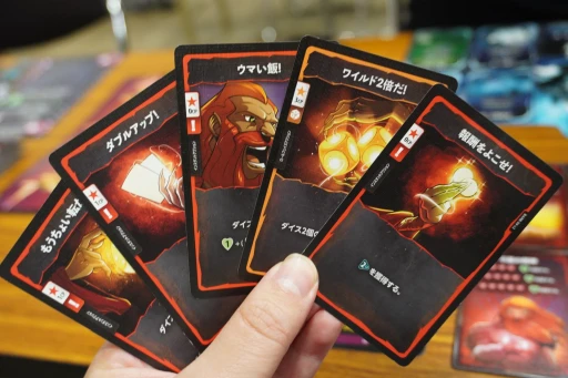 画像ギャラリー No.006のサムネイル画像 / ダイスをジャラジャラ,揃えてドカン! ド派手な対戦ダイスゲーム「DICE THRONE」をゲムマ会場で遊んできた