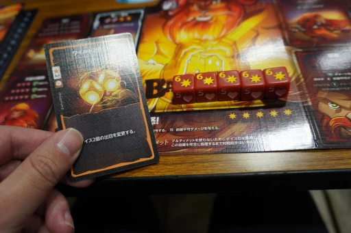 画像ギャラリー No.010のサムネイル画像 / ダイスをジャラジャラ,揃えてドカン! ド派手な対戦ダイスゲーム「DICE THRONE」をゲムマ会場で遊んできた