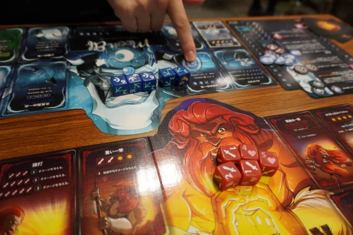 画像ギャラリー No.011のサムネイル画像 / ダイスをジャラジャラ,揃えてドカン! ド派手な対戦ダイスゲーム「DICE THRONE」をゲムマ会場で遊んできた